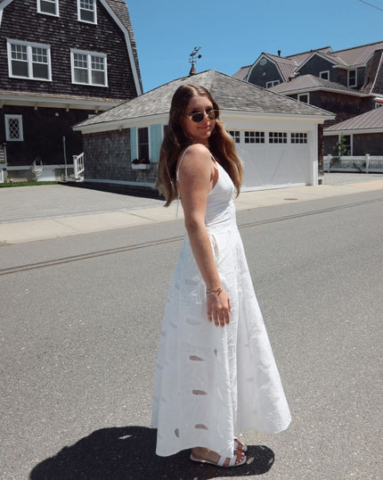 <strong>SEASONAL WHITES </strong>- Lightweight fabrics like <strong>linen</strong> and <strong>eyelet</strong> are staples for spring, providing both comfort and style.