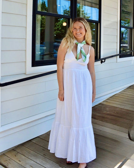<strong>SEASONAL WHITES </strong>- Lightweight fabrics like <strong>linen</strong> and <strong>eyelet</strong> are staples for spring, providing both comfort and style.