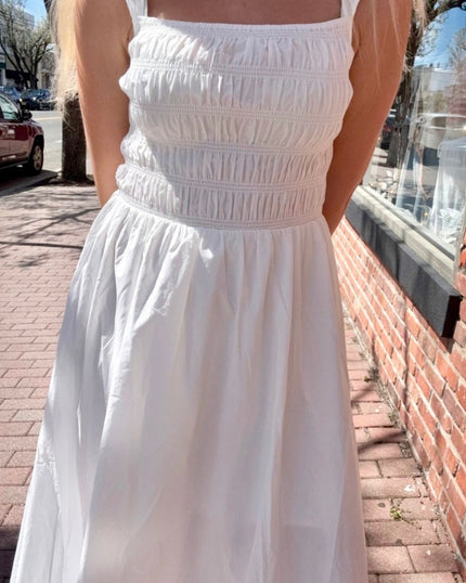 <strong>SPRING WHITES </strong>- Lightweight fabrics like <strong>linen</strong> and <strong>eyelet</strong> are staples for spring, providing both comfort and style.